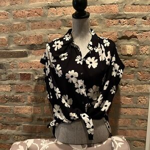 Madewell black and white floral button down top Size small